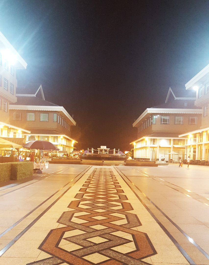 Du lịch bụi Brunei - Quãng trường trung tâm Yayasan