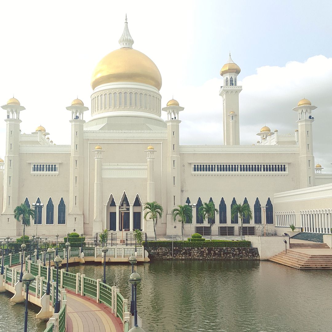 Du lịch bụi Brunei - Thánh đường Omar Ali Saifuddien Mosque