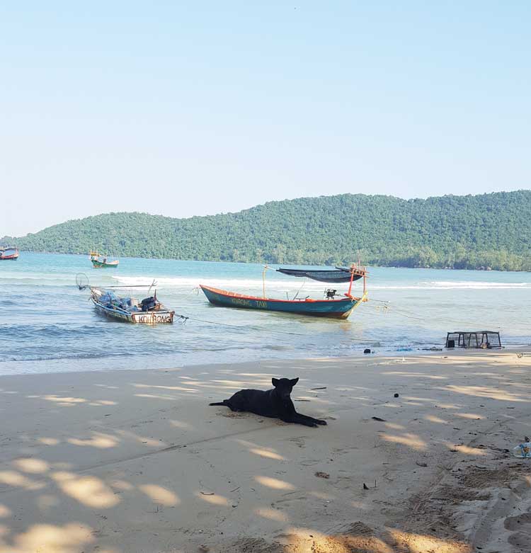 Chia sẻ kinh nghiệm du lịch bụi đảo Koh Rong Sanloem 12 - Bãi biển trong làng