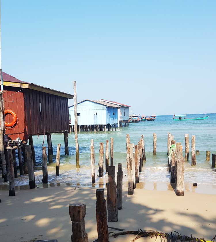 Chia sẻ kinh nghiệm du lịch bụi đảo Koh Rong Sanloem 13 - Cầu tàu và cọc gỗ