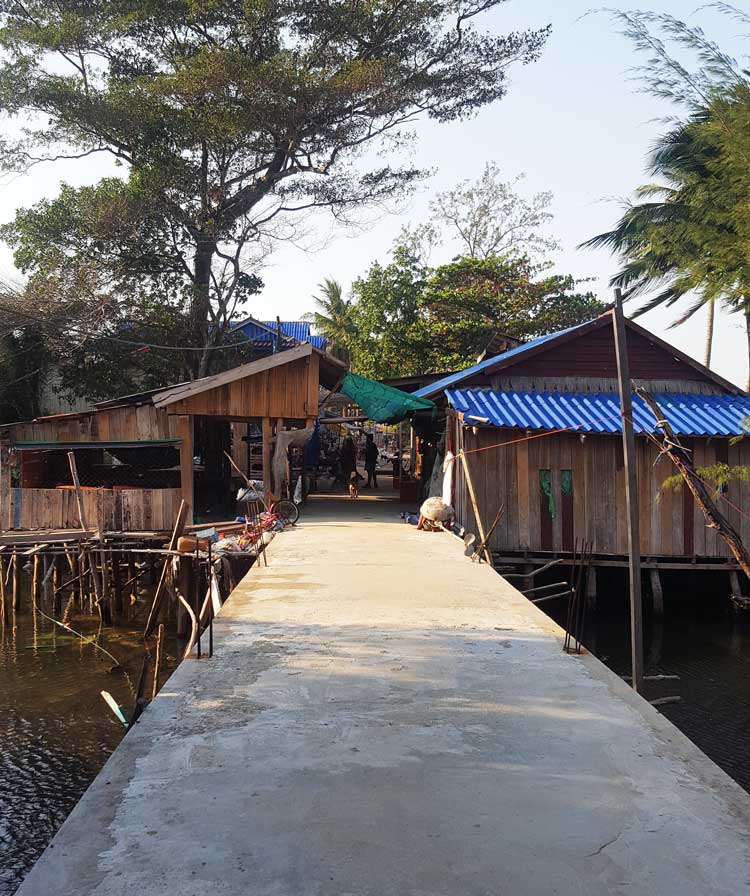 Chia sẻ kinh nghiệm du lịch bụi đảo Koh Rong Sanloem 14 - Cây cầu nhỏ bắc ngang đường trong làng