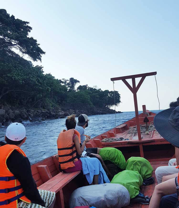 Chia sẻ kinh nghiệm du lịch bụi đảo Koh Rong Sanloem 19 - Trên thuyền qua bãi Sunset