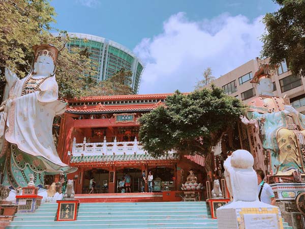 Chia sẻ kinh nghiệm du lịch bụi Hồng Kông - Đền-Tin-Hau-and-Kwun-Yim-Statues
