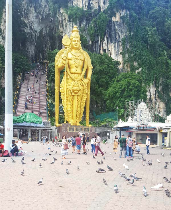 Chia sẻ kinh nghiệm du lịch bụi Malaysia - Tượng lớn màu vàng
