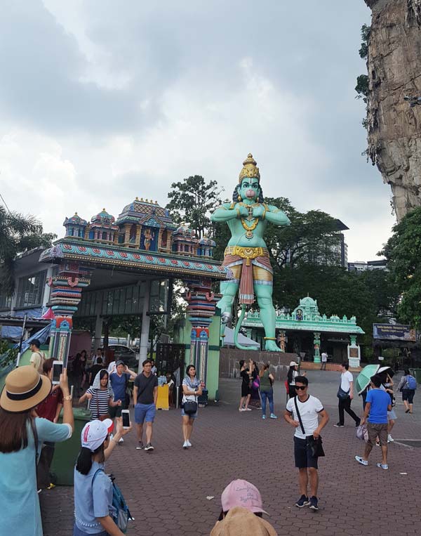Chia sẻ kinh nghiệm du lịch bụi Malaysia - Tượng thần màu xanh